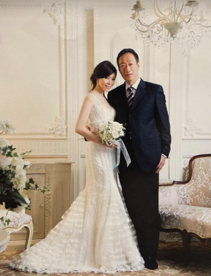 那位曾在费翔身边的舞者，稳坐富士康老板娘竟也15年了…