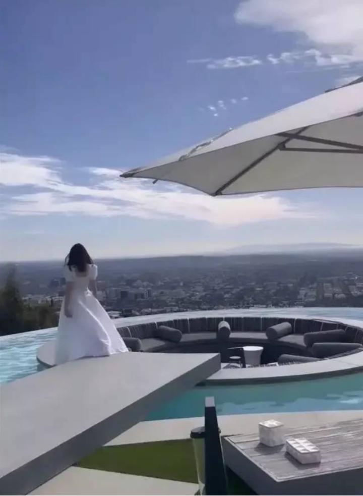 那位曾在费翔身边的舞者，稳坐富士康老板娘竟也15年了…