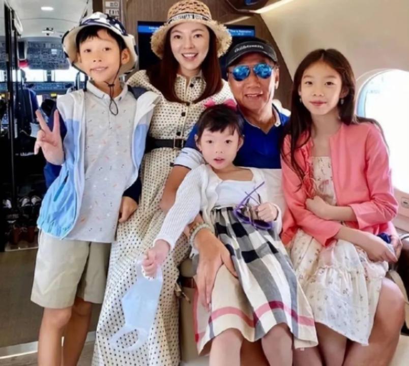 那位曾在费翔身边的舞者，稳坐富士康老板娘竟也15年了…