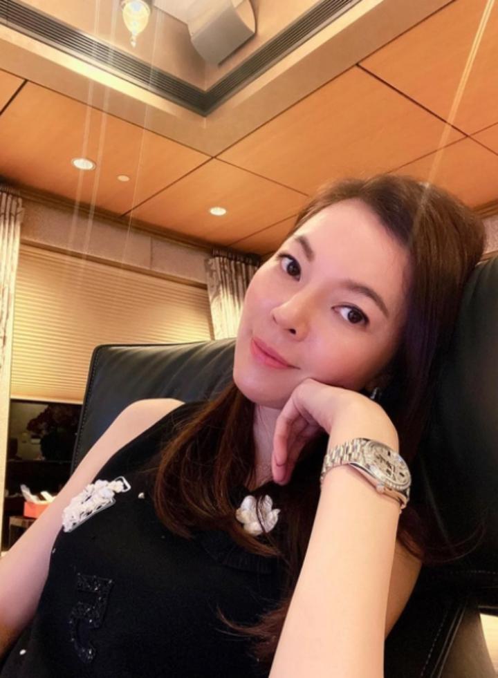 那位曾在费翔身边的舞者，稳坐富士康老板娘竟也15年了…