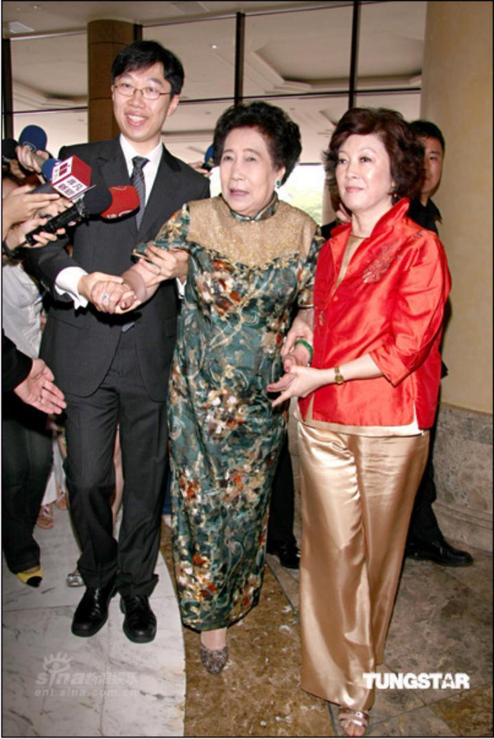 那位曾在费翔身边的舞者，稳坐富士康老板娘竟也15年了…