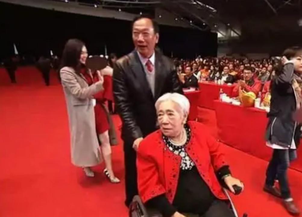 那位曾在费翔身边的舞者，稳坐富士康老板娘竟也15年了…