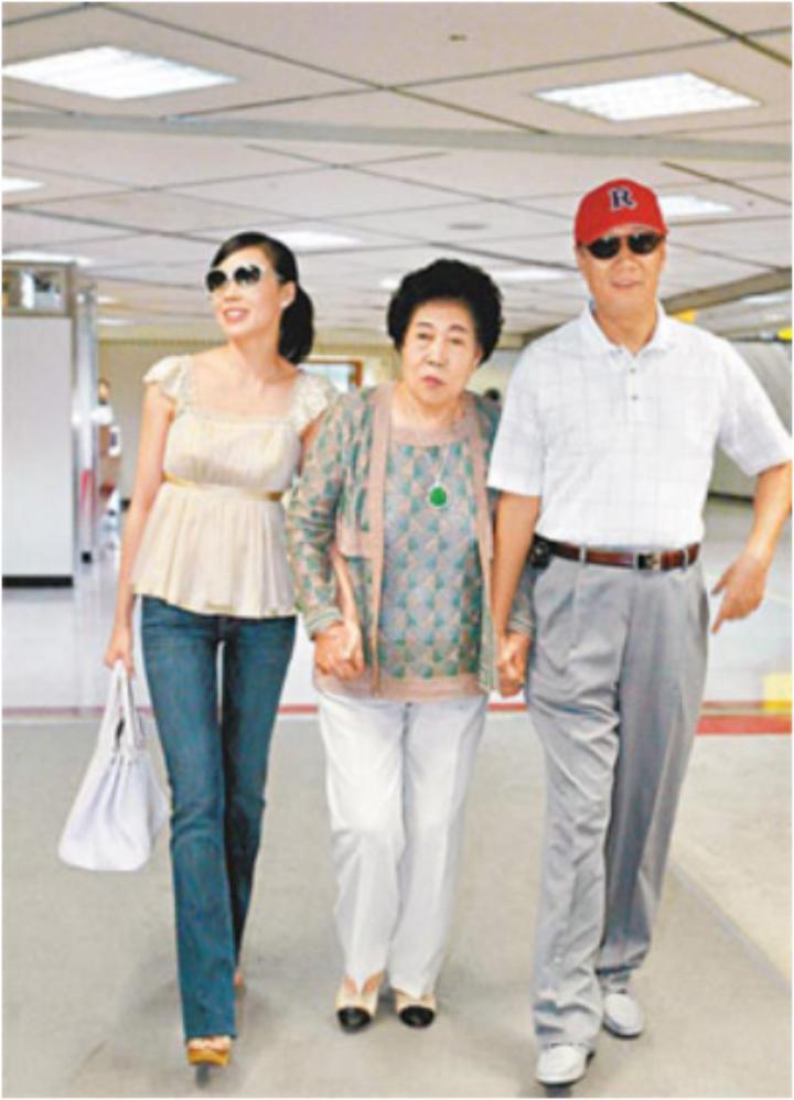 那位曾在费翔身边的舞者，稳坐富士康老板娘竟也15年了…