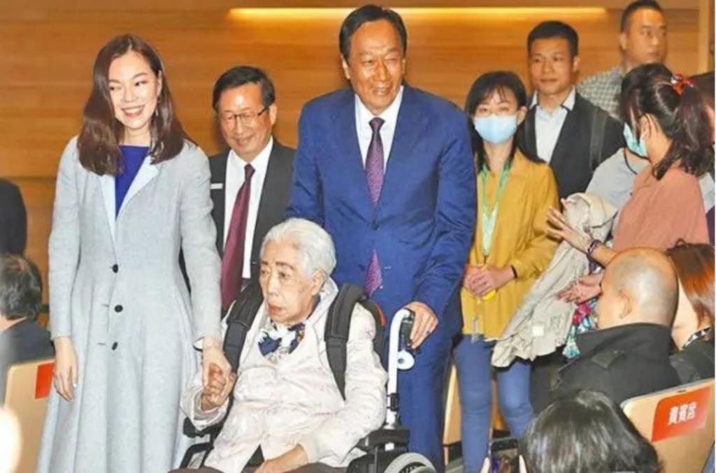 那位曾在费翔身边的舞者，稳坐富士康老板娘竟也15年了…