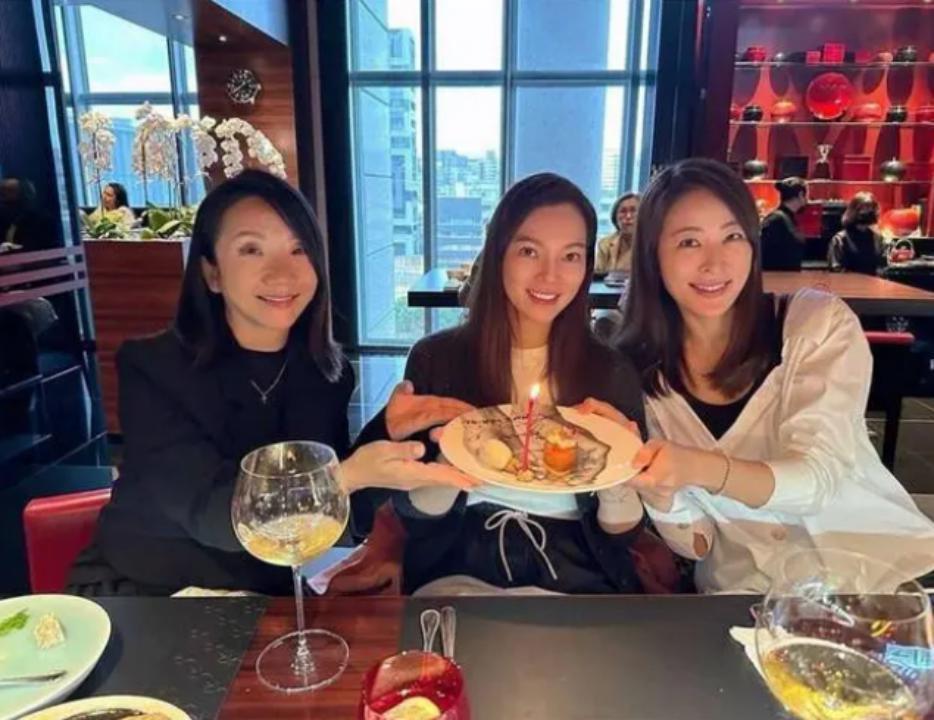 那位曾在费翔身边的舞者，稳坐富士康老板娘竟也15年了…