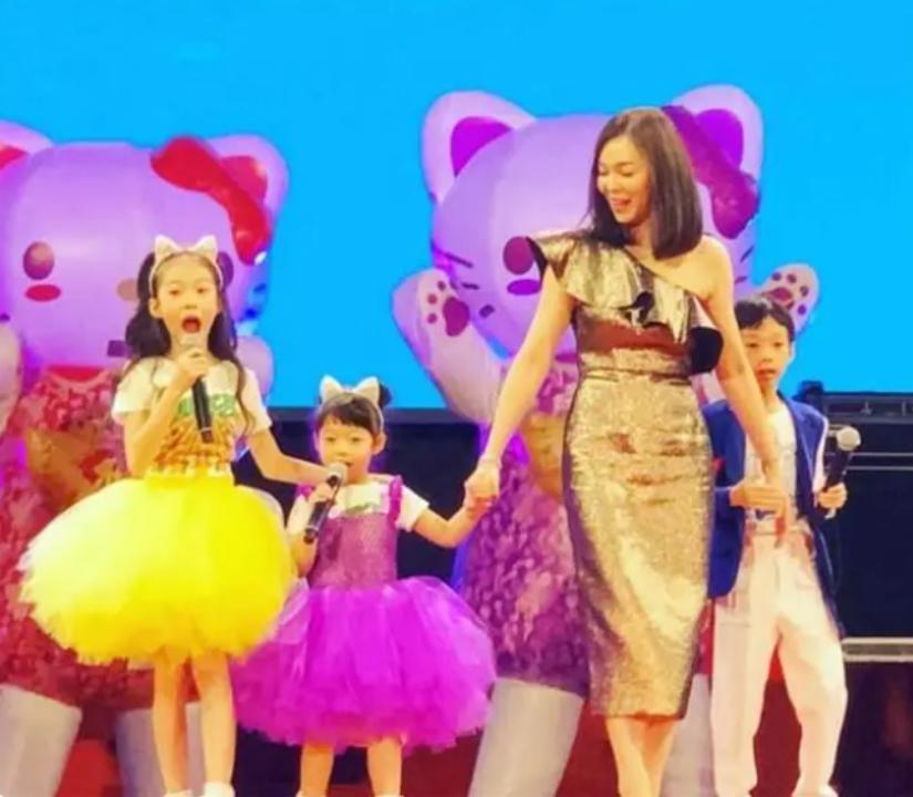 那位曾在费翔身边的舞者，稳坐富士康老板娘竟也15年了…