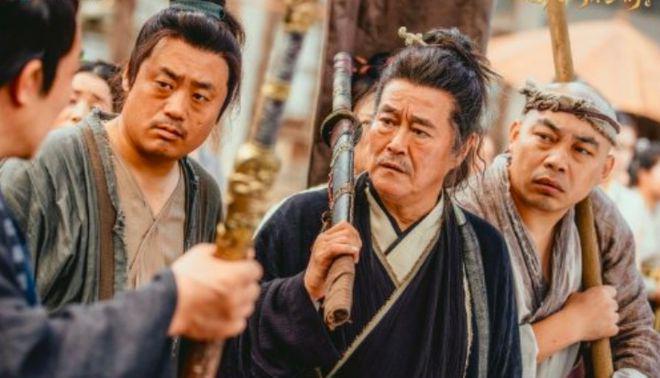 赵本山农村豪宅宴客，穿万元衣亲自下厨炒菜，周围一群人打下手