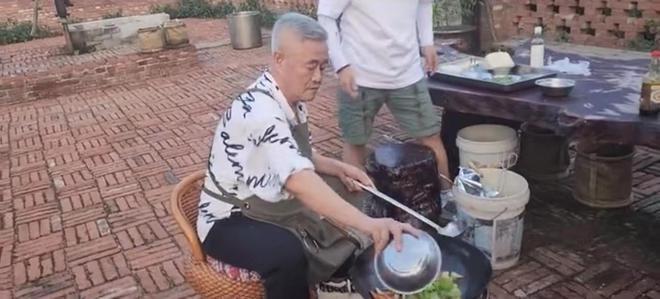赵本山农村豪宅宴客，穿万元衣亲自下厨炒菜，周围一群人打下手