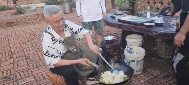 赵本山农村豪宅宴客，穿万元衣亲自下厨炒菜，周围一群人打下手