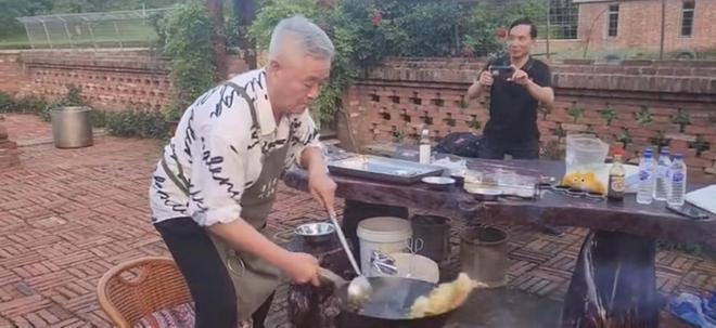 赵本山农村豪宅宴客，穿万元衣亲自下厨炒菜，周围一群人打下手