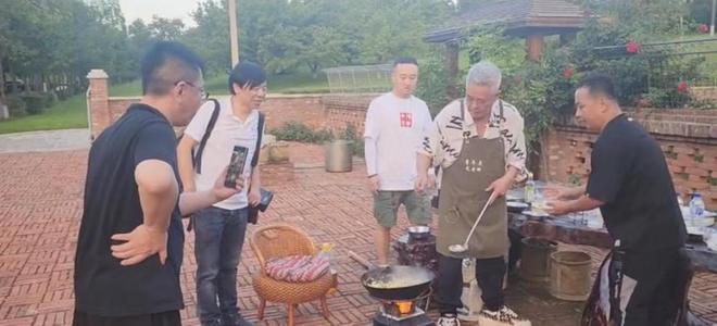 赵本山农村豪宅宴客，穿万元衣亲自下厨炒菜，周围一群人打下手