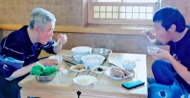赵本山农村豪宅宴客，穿万元衣亲自下厨炒菜，周围一群人打下手