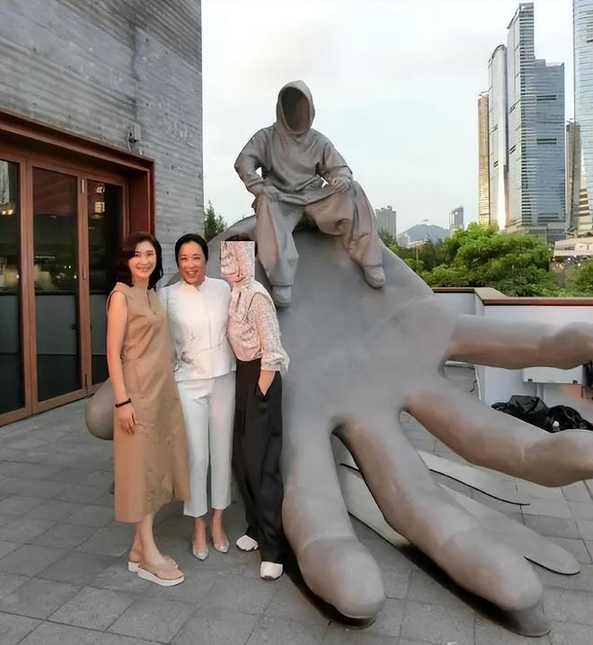 朱玲玲和梁安琪现身刘德华艺术展，11岁女儿刘向蕙的作品展出