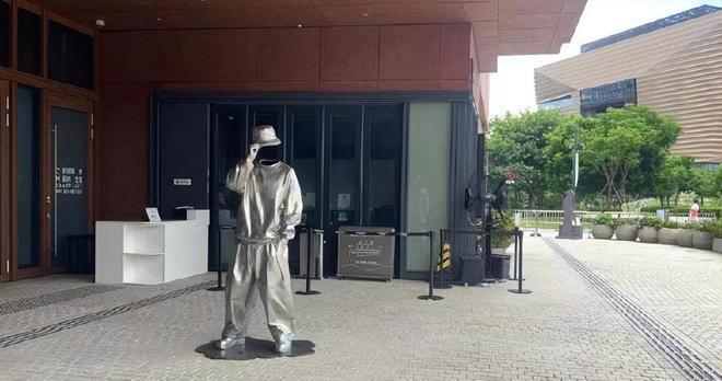 朱玲玲和梁安琪现身刘德华艺术展，11岁女儿刘向蕙的作品展出