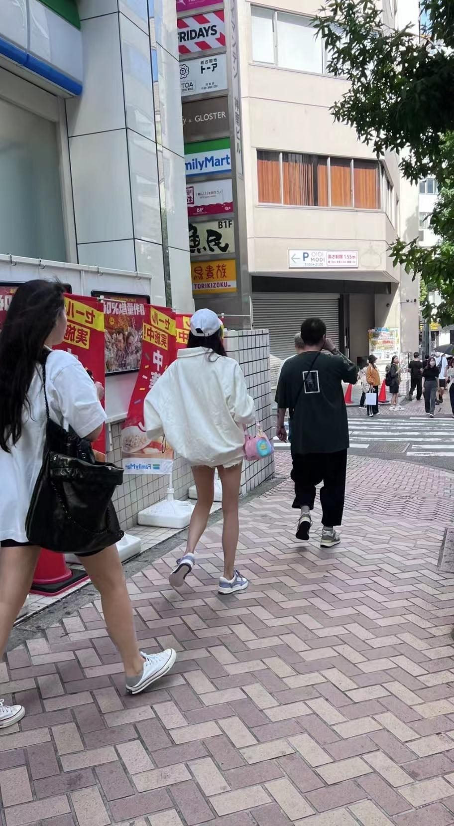 关晓彤鹿晗又在日本约会，穿百元衣大长腿吸睛，私下相处太甜蜜