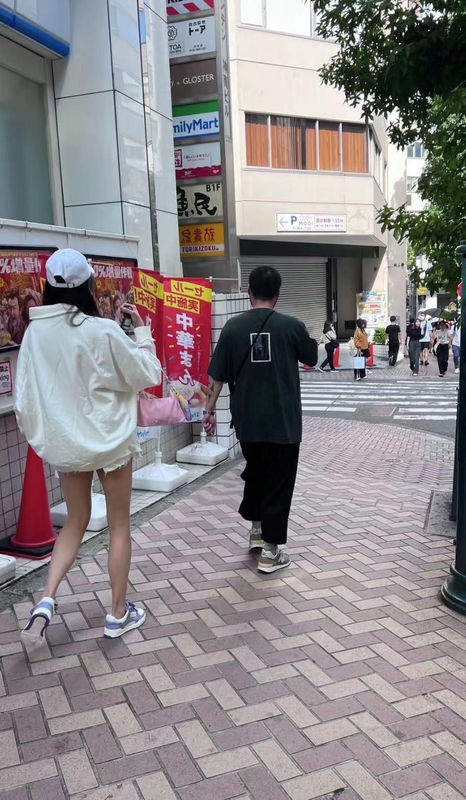 关晓彤鹿晗又在日本约会，穿百元衣大长腿吸睛，私下相处太甜蜜