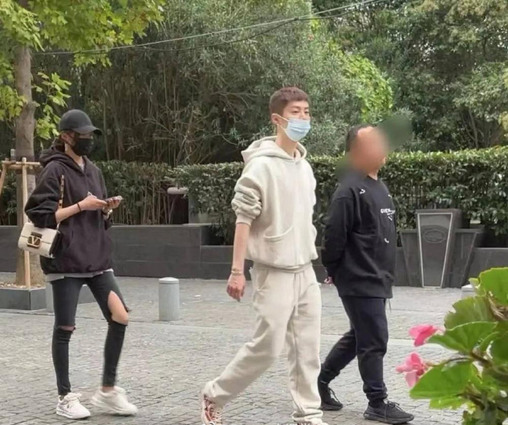 关晓彤鹿晗又在日本约会，穿百元衣大长腿吸睛，私下相处太甜蜜