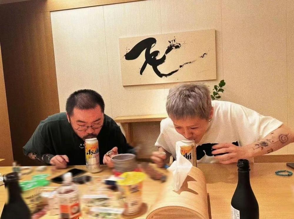 关晓彤鹿晗又在日本约会，穿百元衣大长腿吸睛，私下相处太甜蜜