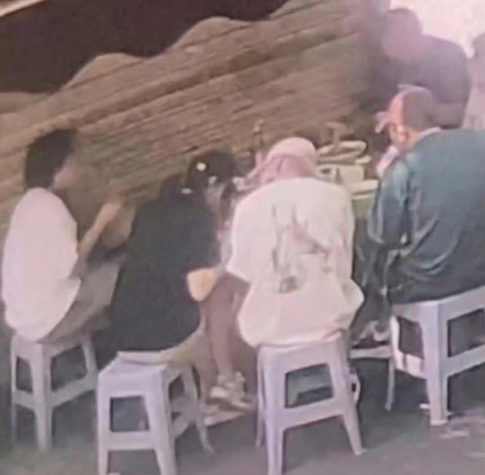 关晓彤鹿晗又在日本约会，穿百元衣大长腿吸睛，私下相处太甜蜜