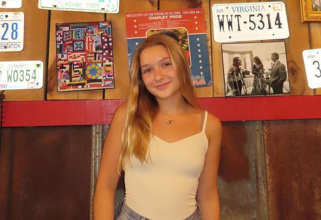 贝克汉姆晒照称女儿成长太快，12岁小七脸上长痘痘，气质像极贝嫂