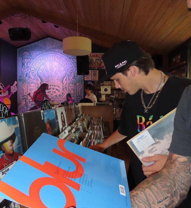 贝克汉姆晒照称女儿成长太快，12岁小七脸上长痘痘，气质像极贝嫂