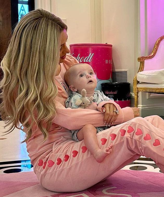 帕丽斯·希尔顿罕见晒娃，7个月宝宝额头巨大显怪异