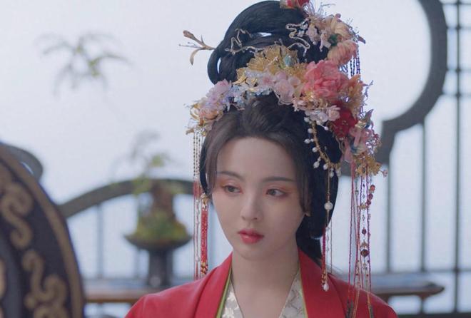 脸盘子像大饼就别演富贵美人了！驾驭得了簪花戴冠，才是真贵女