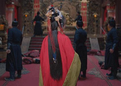 脸盘子像大饼就别演富贵美人了！驾驭得了簪花戴冠，才是真贵女