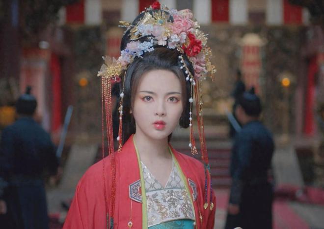 脸盘子像大饼就别演富贵美人了！驾驭得了簪花戴冠，才是真贵女