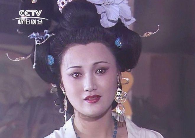 脸盘子像大饼就别演富贵美人了！驾驭得了簪花戴冠，才是真贵女