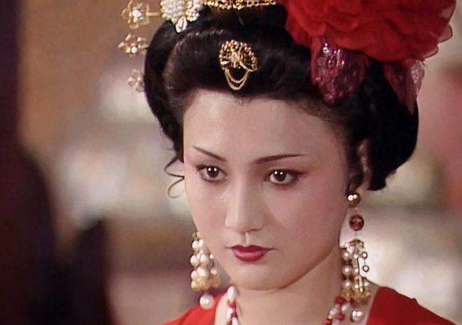 脸盘子像大饼就别演富贵美人了！驾驭得了簪花戴冠，才是真贵女