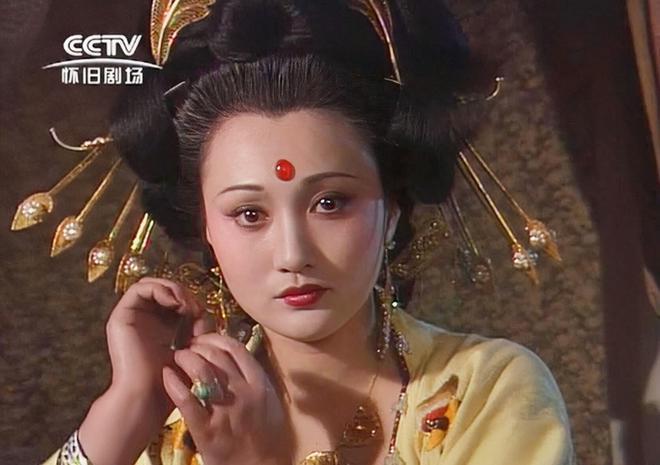 脸盘子像大饼就别演富贵美人了！驾驭得了簪花戴冠，才是真贵女