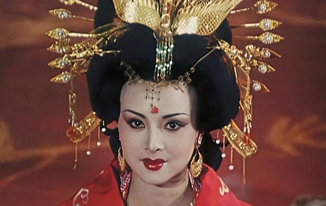 脸盘子像大饼就别演富贵美人了！驾驭得了簪花戴冠，才是真贵女