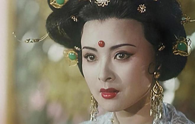 脸盘子像大饼就别演富贵美人了！驾驭得了簪花戴冠，才是真贵女