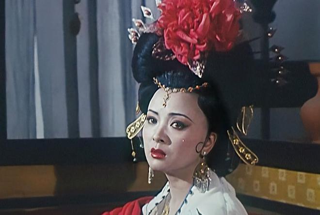 脸盘子像大饼就别演富贵美人了！驾驭得了簪花戴冠，才是真贵女