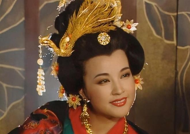 脸盘子像大饼就别演富贵美人了！驾驭得了簪花戴冠，才是真贵女