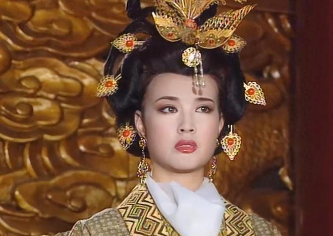 脸盘子像大饼就别演富贵美人了！驾驭得了簪花戴冠，才是真贵女