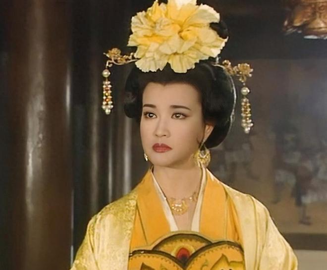 脸盘子像大饼就别演富贵美人了！驾驭得了簪花戴冠，才是真贵女