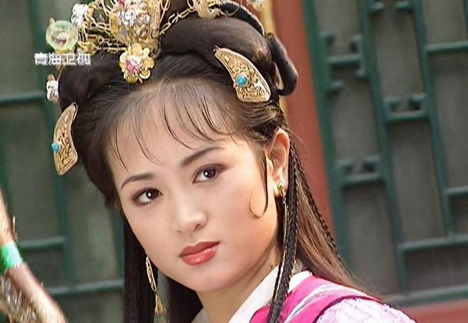 脸盘子像大饼就别演富贵美人了！驾驭得了簪花戴冠，才是真贵女