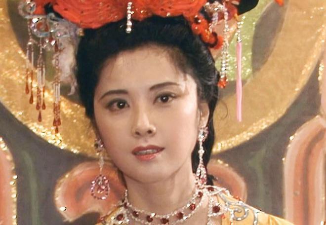 脸盘子像大饼就别演富贵美人了！驾驭得了簪花戴冠，才是真贵女