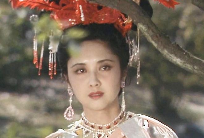 脸盘子像大饼就别演富贵美人了！驾驭得了簪花戴冠，才是真贵女