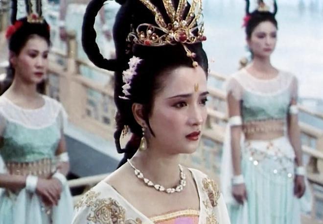 脸盘子像大饼就别演富贵美人了！驾驭得了簪花戴冠，才是真贵女