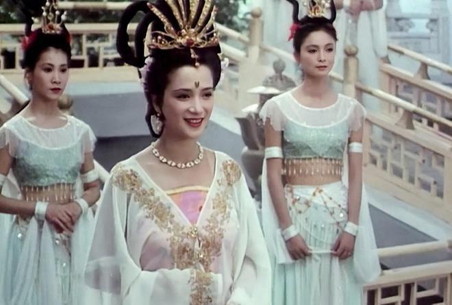 脸盘子像大饼就别演富贵美人了！驾驭得了簪花戴冠，才是真贵女