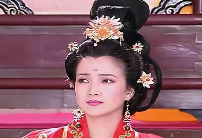 脸盘子像大饼就别演富贵美人了！驾驭得了簪花戴冠，才是真贵女