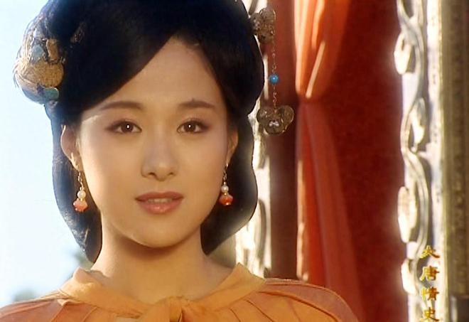 脸盘子像大饼就别演富贵美人了！驾驭得了簪花戴冠，才是真贵女