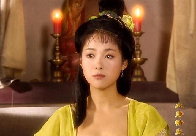 脸盘子像大饼就别演富贵美人了！驾驭得了簪花戴冠，才是真贵女