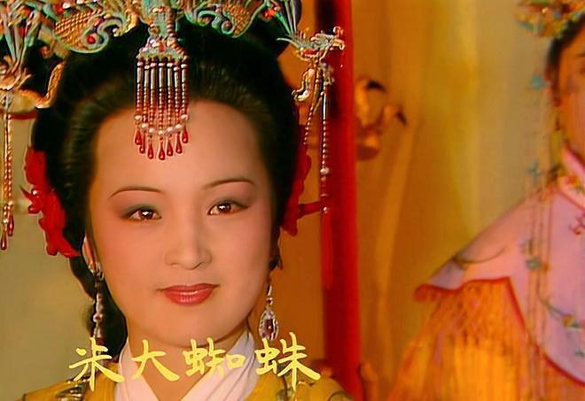 脸盘子像大饼就别演富贵美人了！驾驭得了簪花戴冠，才是真贵女