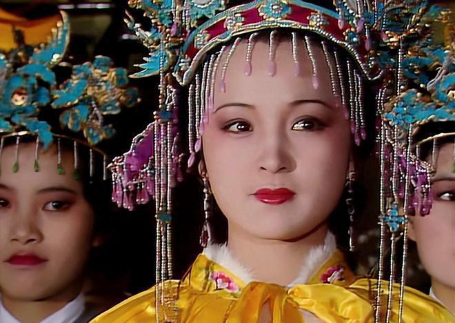 脸盘子像大饼就别演富贵美人了！驾驭得了簪花戴冠，才是真贵女