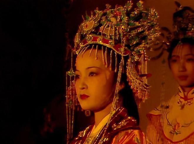 脸盘子像大饼就别演富贵美人了！驾驭得了簪花戴冠，才是真贵女