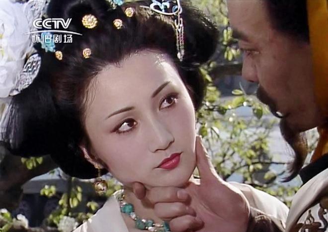 脸盘子像大饼就别演富贵美人了！驾驭得了簪花戴冠，才是真贵女